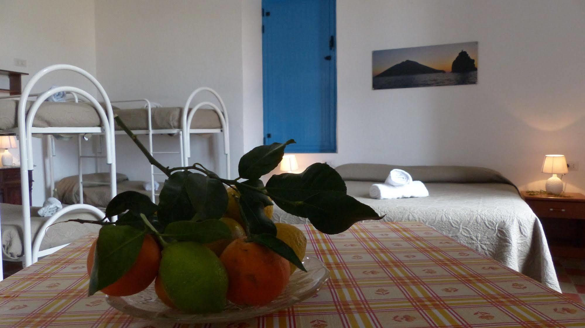 Il Vulcano A Piedi สตรอมโบลี ภายนอก รูปภาพ
